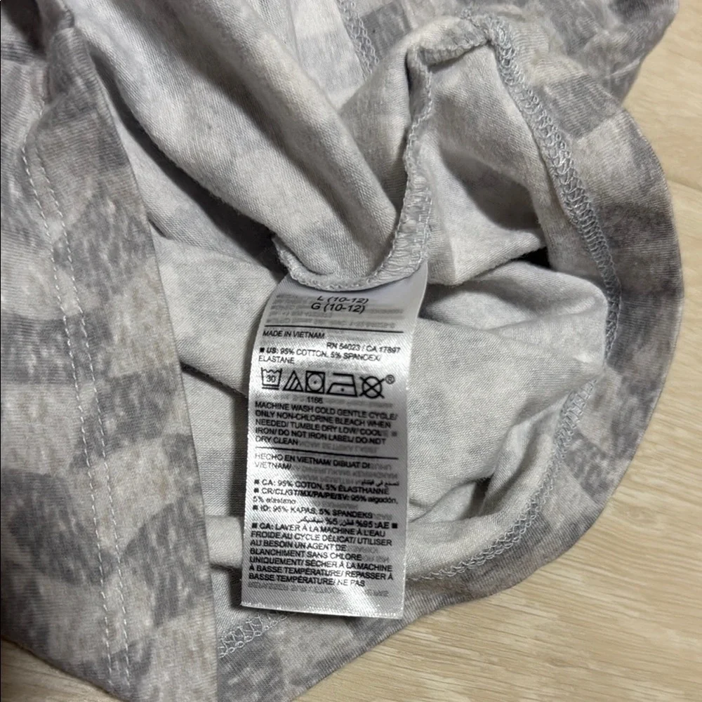 ✨ Old Navy Gray Fitted Sleeveless Tank Top